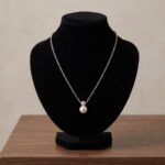 Wit gouden collier en hanger met parel en diamant