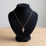 Gouden collier met kruis