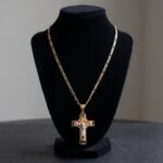 Gouden collier met kruishanger