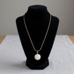 Gouden collier met opaal hanger