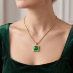 Gouden collier met nefriet hanger