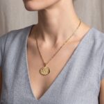 Gouden collier met wereldkaart hanger