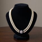 Parel collier met saffier en diamanten slot