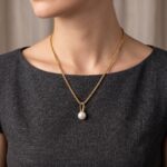 Geel gouden collier met parelhanger