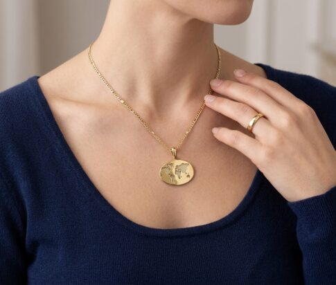 Gouden collier met wereldkaart hanger