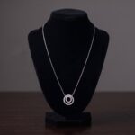 Wit gouden collier met diamanten hanger