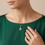 Gouden collier en hanger met smaragd en diamant