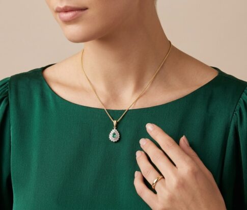 Gouden collier en hanger met smaragd en diamant