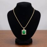 Gouden collier met nefriet hanger