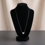 Wit gouden collier en harten hanger met diamanten