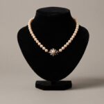 Parelcollier met gouden saffieren slot