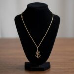 Gouden collier en anker hanger