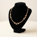 Gouden collier met saffier