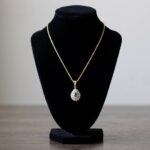 Gouden collier en hanger met smaragd en diamant
