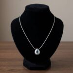 Wit gouden collier met topaas