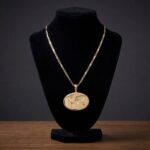Gouden collier met wereldkaart hanger