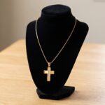 Geel gouden collier met kruis