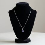 Wit gouden collier met saffier hanger
