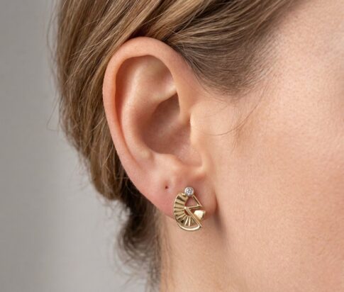 Gouden fantasie oorbellen met diamant