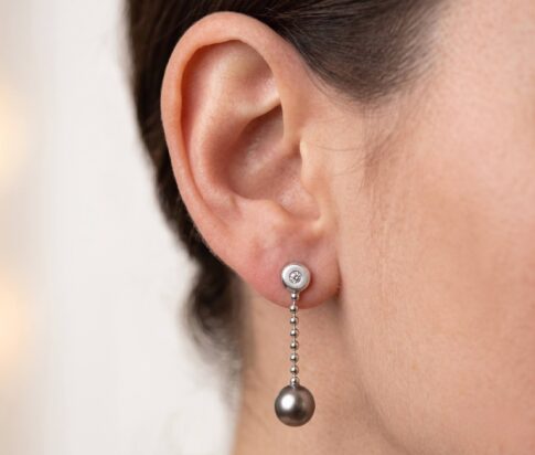 Wit gouden oorbellen met diamant en parel