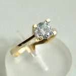 Gouden ring met centrale zirkonia steen