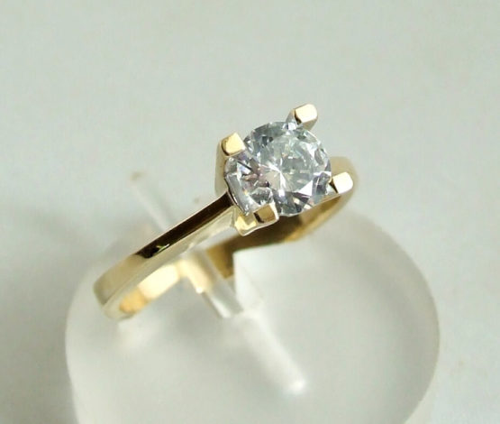 Gouden ring met centrale zirkonia steen