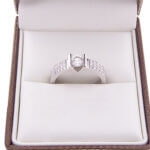 Wit gouden ring met briljant geslepen diamanten