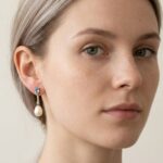 Gouden oorbellen met topaas, diamant en parel