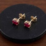 Gouden oorbellen met synthetische robijn