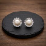 Wit gouden oorbellen met parel en diamant