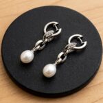 14 karaat wit gouden oorbellen met parel en diamant