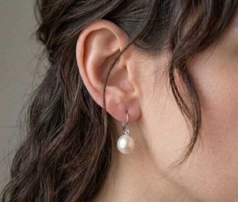 Wit gouden parel oorbellen met diamant
