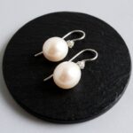 Wit gouden parel oorbellen met diamant