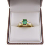 18 karaat gouden ring met smaragd en diamanten