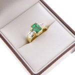 18 karaat gouden ring met smaragd en diamanten