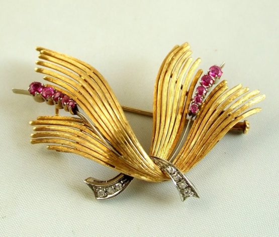 Gouden broche met diamanten en robijnen