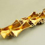 Gouden broche met diamanten en smaragd