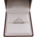 Wit gouden diamant ring met versierde ringband