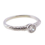 Wit gouden diamant ring met versierde ringband