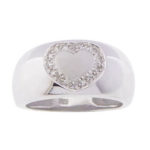 Wit gouden harten ring met omringende diamanten