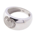 Wit gouden harten ring met omringende diamanten