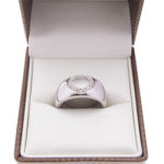 Wit gouden harten ring met omringende diamanten