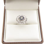 Wit gouden ring met saffier en diamanten