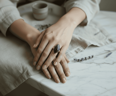 Geel gouden ring met lapis lazuli