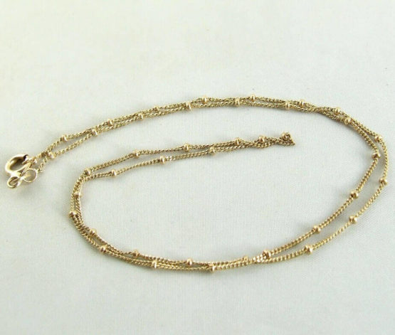 Gouden collier met balletjes