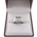 Wit gouden harten ring met diamanten