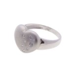 Wit gouden harten ring met diamanten