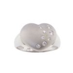 Wit gouden harten ring met diamanten