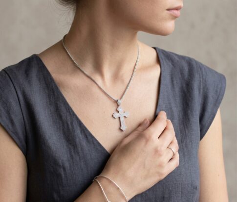 Wit gouden kruis met zirkonia