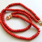 Bloedkoraal collier met gouden slotBloedkoraal collier met gouden slot